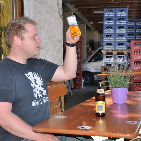Mit dem Blick des Fachmanns prüft Christian Schuster das von ihm gebraute "Beste Bier der Welt 2020"  Foto: Leo Hühnlein