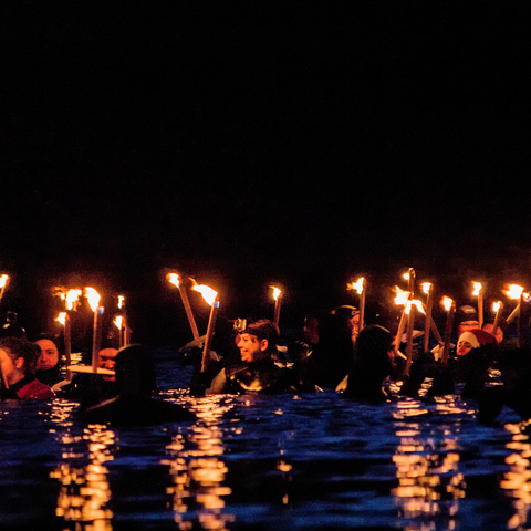 Fackelschwimmer beim Neujahrs-Fackelschwimmen (JPG, 9 MB). Bildnachweis: Füssen Tourismus und Marketing_Michael Lukaszewski Fotografie – www.lukafo.de