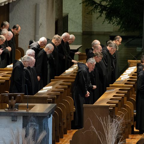 Konvent Stundengebet Chor.- Abtei Münsterschwarzach
Bildnachweis: Julia Martin/Abtei Münsterschwarzach