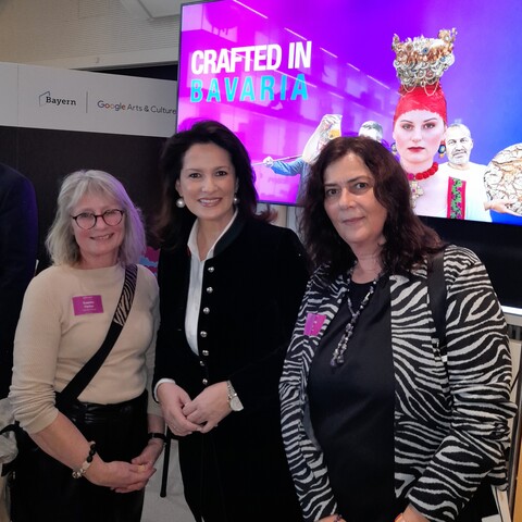 Leiterin des Forchheimer Pfalzmuseums, Susanne Fischer (links im Bild) mit der bayerischen Staatsministerin für Ernährung, Landwirtschaft, Forsten und Tourismus, Michaela Kaniber (Bild Mitte) sowie Christina König (stellv. Museumsleiterin) © Stadt Forchheim Pfalzmuseum