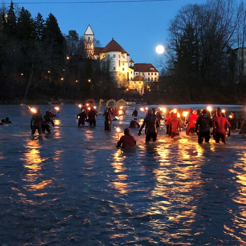 Fackelschwimmer beim Einstieg in den Lech, im Hintergrund die Stadtpfarrkirche St. Mang in Füssen (JPG, 2.2 MB). Bildnachweis: Anton Steiner, Füssen