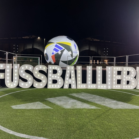 Leuchtbuchstaben zur Präsentation WM / EM