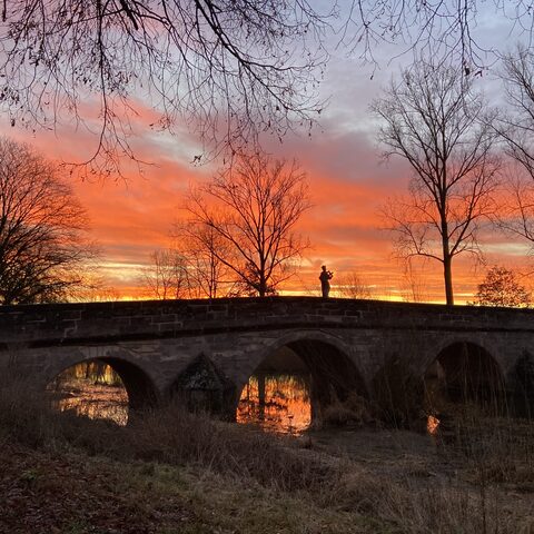Altmühlbrücke im Sonnenuntergang © Stadt Ornbau