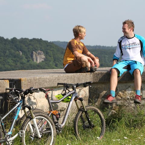 Radler Festung Rothenberg (C) Frank Boxler Quelle: Nürnberger Land Tourismus