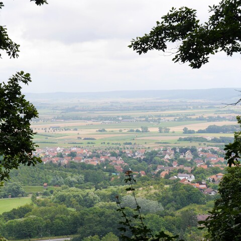Die Wanderwege entlang des Traufs bieten tolle Ausblicke in die Landschaft © Naturpark Frankenhöhe
