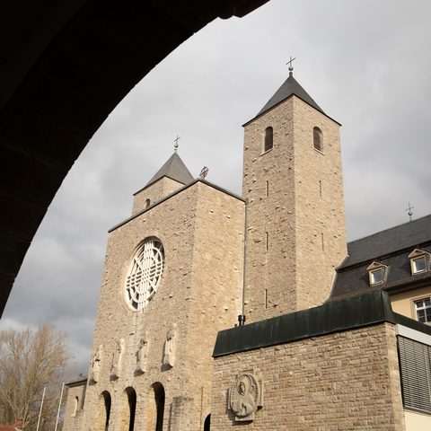 Abteikirche Torhaus - Abtei Münsterschwarzach
Bildnachweis: Julia Martin/Abtei Münsterschwarzach