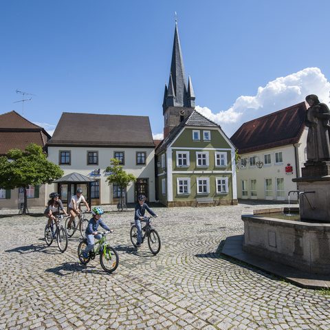 Radfahrer historische Fachwerkorte (Baunach) (c) Florian Trykowski/Haßberge Tourismus
