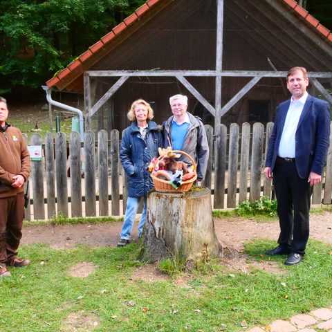 Geschenkübergabe (v.l.n.r. Wildparkleiter Daniel Schäffer, Familie Nicklas, Landrat Dr. Hermann Ulm)
 Quelle: Landratsamt Forchheim