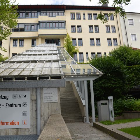 Die Verglasung über der Treppe vom Karl-Theodor-Platz zum Rathaus-Innenhof wurde erneuert.  (© Agnes Giesbrecht / Stadt Traunstein)
