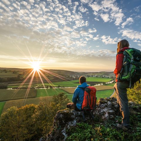 Altmühltal-Panoramaweg - Sonnenuntergang mit Blick ins Tal auf Dollnstein Quelle: Informationszentrum NATURPARK ALTMÜHLTAL (BgA)