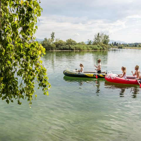 Schlauchbootfahren auf der Alz © Günter Standl  Quelle:Tourist-Information Seebruck