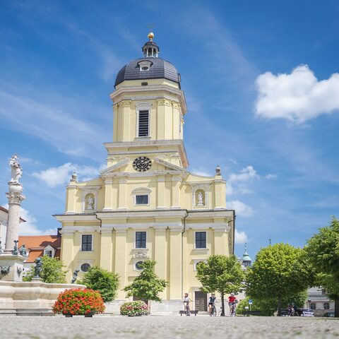Karlsplatz mit Hofkirch ©Dietmar Denger Quelle: Stadt Neuburg an der Donau