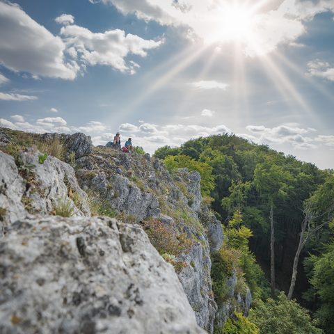 Altmühltal-Panoramaweg - Wanderpause an der Teufelskanzel bei Riedenburg Quelle: Informationszentrum NATURPARK ALTMÜHLTAL (BgA)