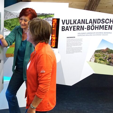 Vulkanerlebnis Parkstein Besucher in der Ausstellung © Markt Parkstein