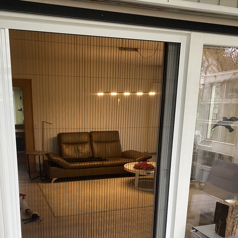 Insektenschutzgittertür geöffnet