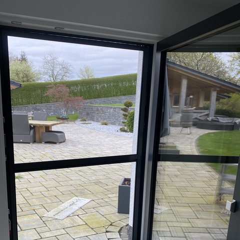 Insektenschutzgittertür geschlossen