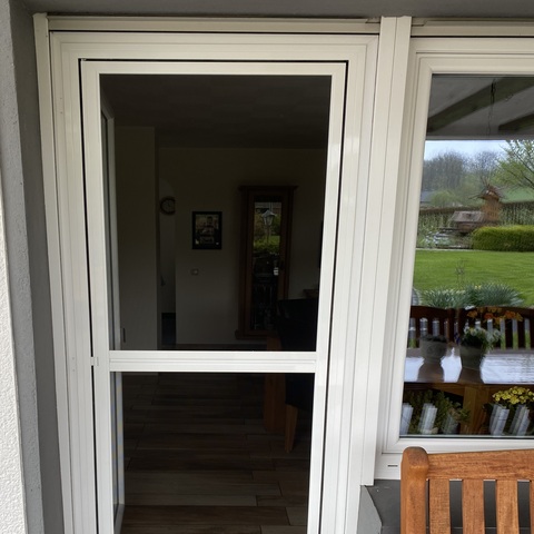 Insektenschutzgittertür geschlossen