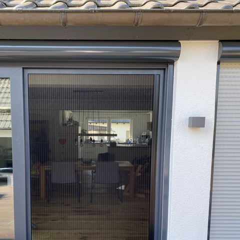 Insektenschutzgittertür geöffnet