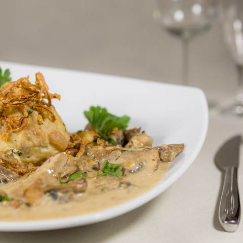 Semmelknödel auf Pilzragout 