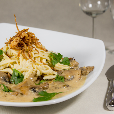 Spätzle mit Pilzragout und Röstzwiebeln