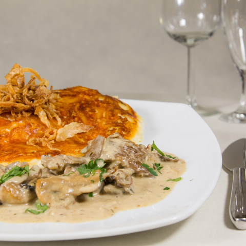 Käsespätzle mit Pilzragout und Röstzwiebeln