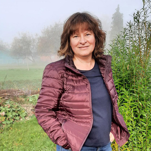 Porträt von Marion Keller im Garten