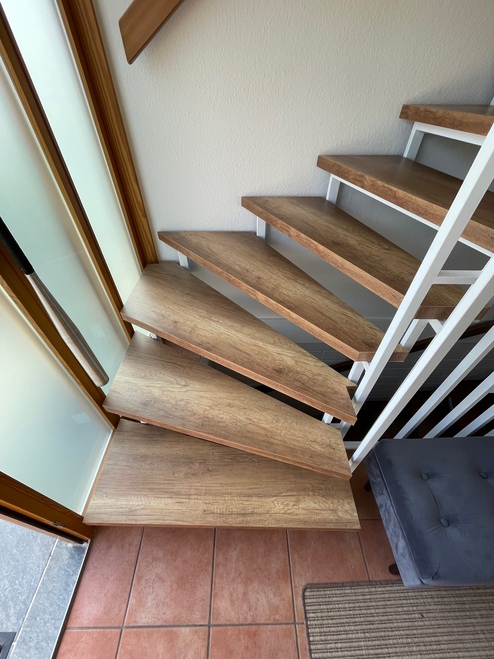 Moderne Innentreppe mit natürlichen Holzstufen, anthrazitfarbener Stahlwange und Edelstahlgeländer – Treppenbau im Rhein-Main-Gebiet