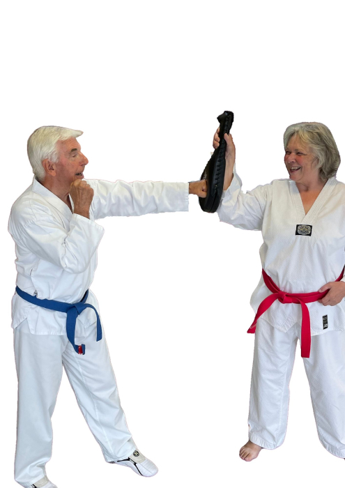 2 Senioren im Taekwando Anzug beim Training