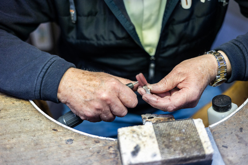Zu sehen ist Herr Beste senior bei der Reparatur eines Rolex-Armbandes