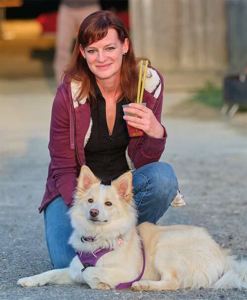 Steffi Hostettler kniet neben ihrem Islandspitz