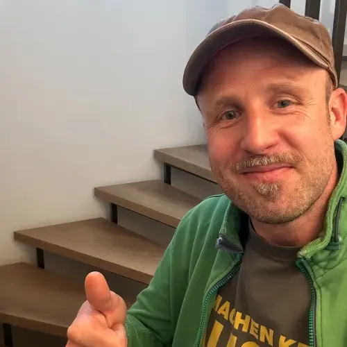 Ulli Reinisch lacht und zeigt den Daumen nach oben