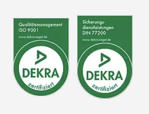 Zwei grüne DEKRA-Zertifizierungssiegel: links für Qualitätsmanagement nach ISO 9001, rechts für Sicherungsdienstleistungen nach DIN 77200.