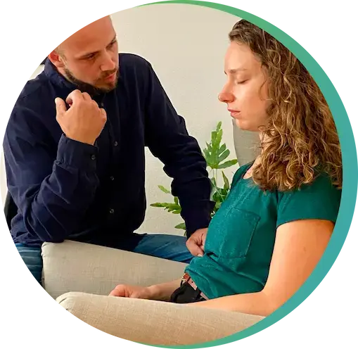 Sebastian von Mindshift Hypnosetherapie während einer Hypnosesitzung mit einer Klientin -- Hypnose bei Schmerzen und Autoimmunerkrankungen