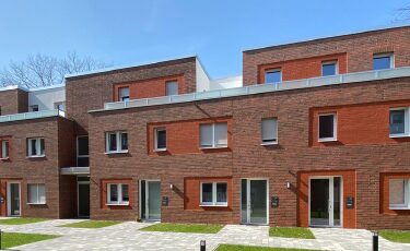 Reihenhäuser mit rotem Klinker und klarer Linienführung