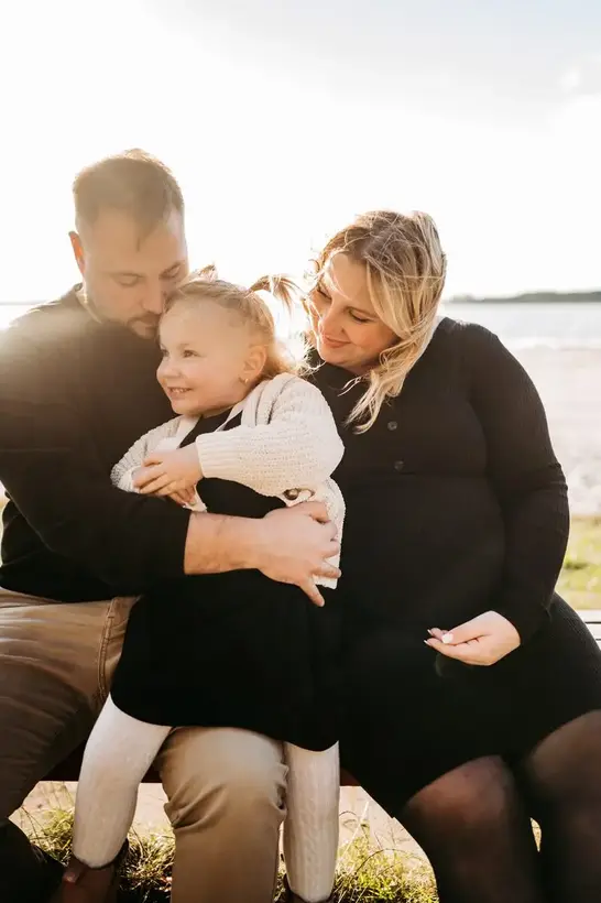 Eine schwangere Frau an einem schönen See während einem Babybauch-Shooting in Berlin. 