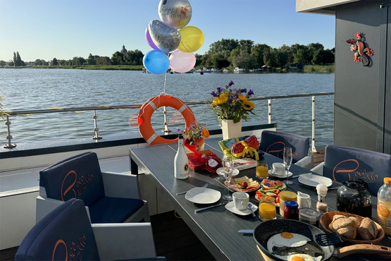 Frühstück auf der Terrasse der Wasservilla Coco de Mer mit Blick auf den Bodden
