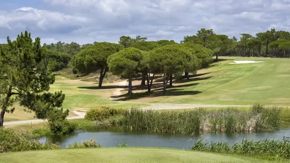 Golfplatz mit Teich und Wald in Portugal