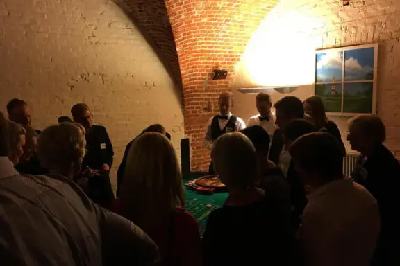 Croupier erklärt das Spiel im Gewölbekeller – Casino-Event mieten Rent-A-Casino
