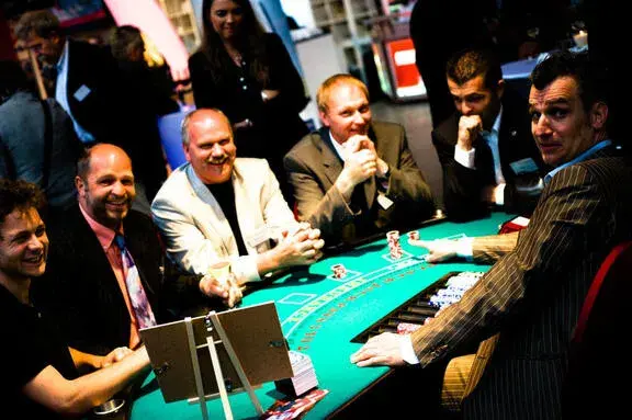 Gruppe von Gästen am Black-Jack-Tisch bei einem mobilen Casino-Event mieten