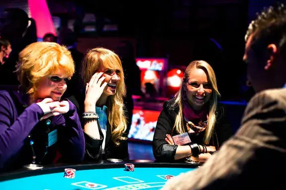 Lachende Frauen am Casino-Tisch bei einem stimmungsvollen Casino-Event buchen