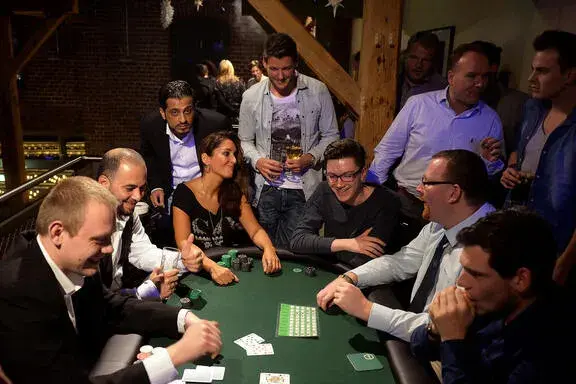 Begeisterte Gruppe spielt Black Jack in rustikaler Eventlocation – Casino-Event buchen