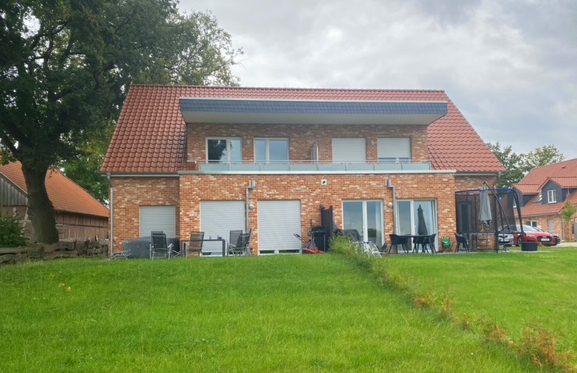 Reihenhäuser mit Gauben und rotem Ziegeldach