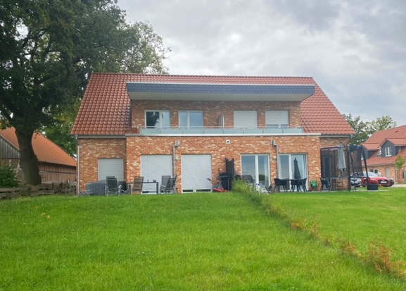 Neubau eines Zweifamilienhauses mit rotem Dach