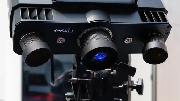 Strichcode auf Paket wird per Scanner gescannt und geprüft