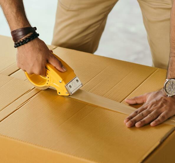 Umzugskartons und Frau