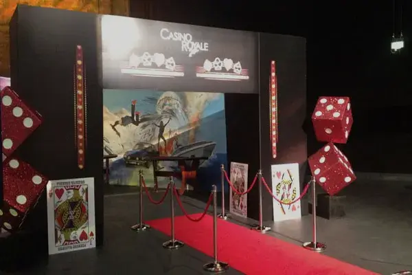 Casino-Royale-Themendekoration mit rotem Teppich und Würfeln