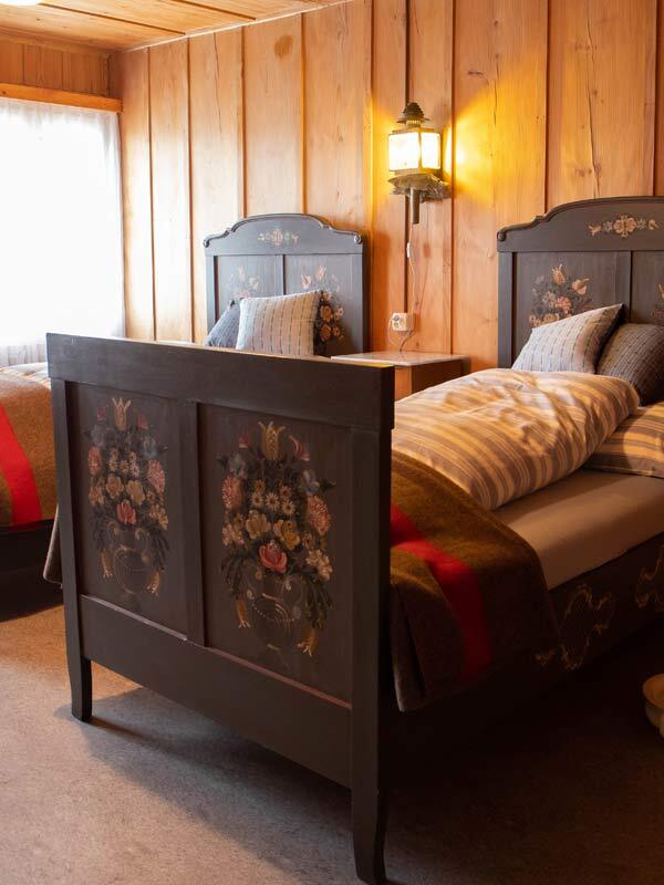 Handbemalte Betten in gemütlichem Zimmer