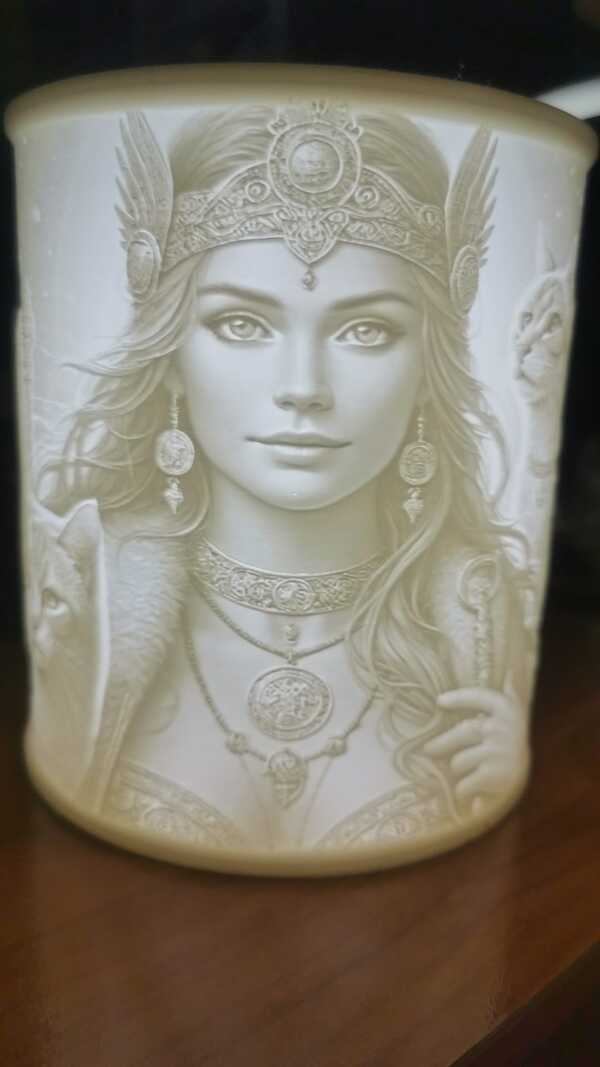 Feine Gesichtszüge und Ornamente als Lithophane