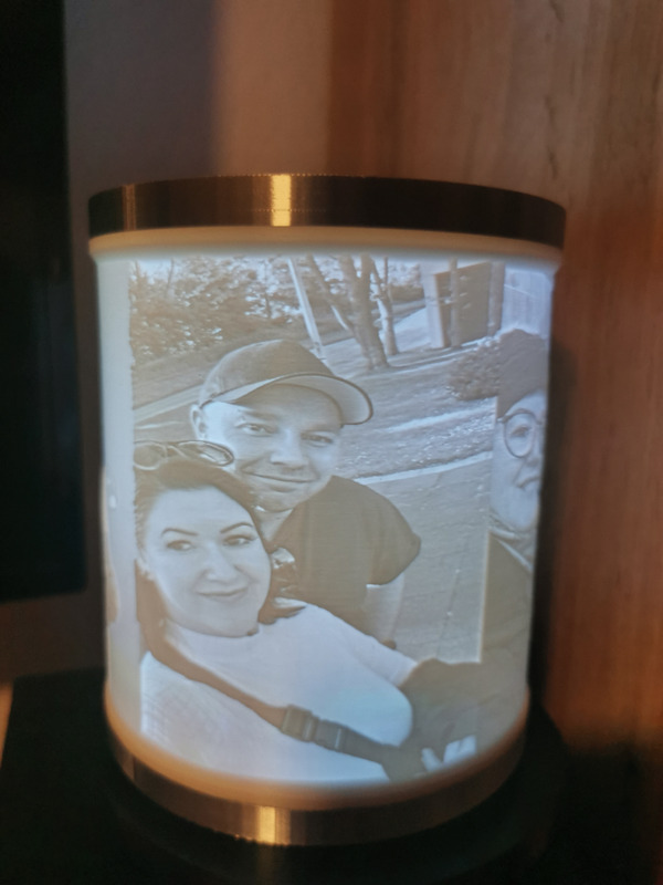 Mehrere Personen auf einem zylindrischen Lithophane-Lampenschirm