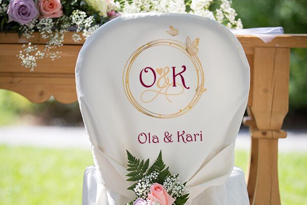 Stolrygg med logo/monogrammet til Ola & Kari på ryggen